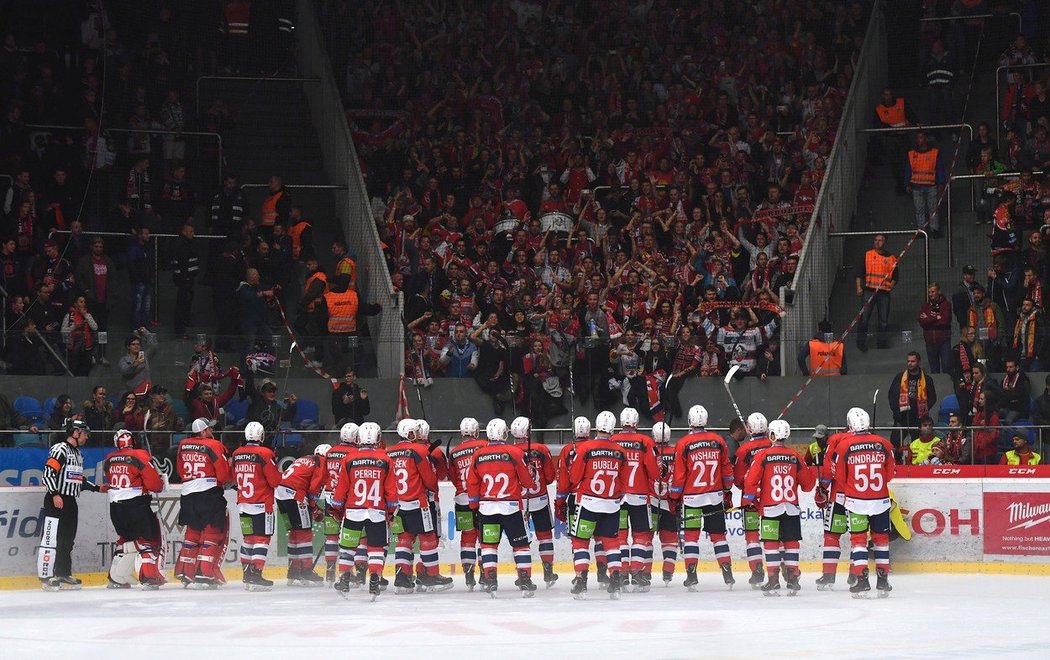 Takhle se ještě před měsícem hokejisté Pardubic radovali s fanoušky z výhry v derby na ledě Mountfieldu HK. Teď to mezi klubem a příznivci vře...