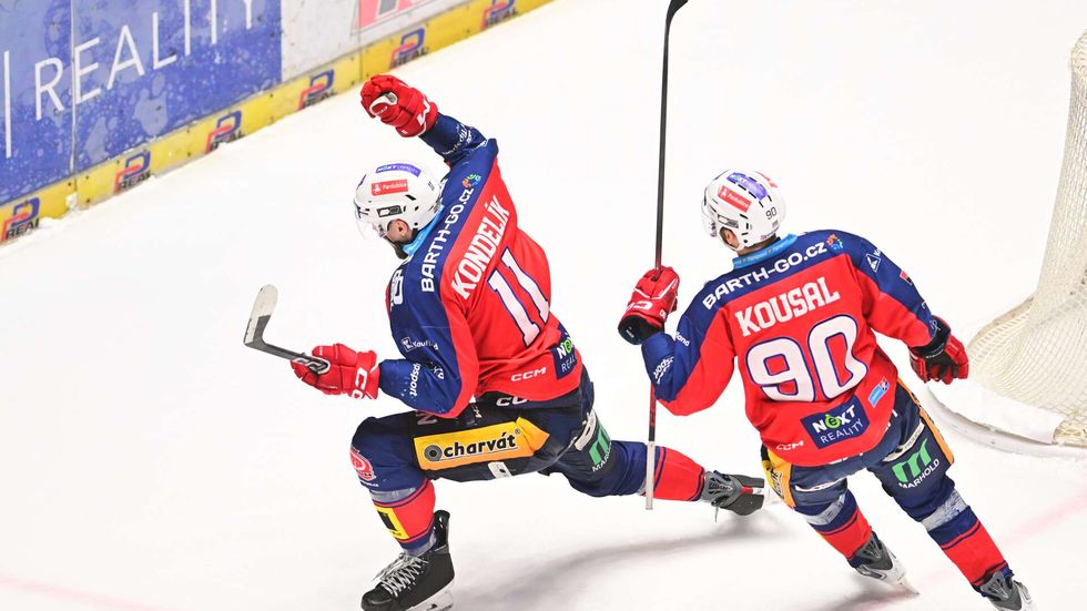 Jáchym Kondelík z Pardubic se raduje z gólu v utkání proti Hradci Králové