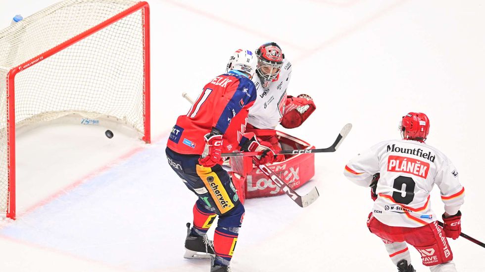 Pardubický Jáchym Kondelík překonává hradeckého brankáře Stanislava Škorvánka