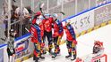 Pardubičtí hráči se radují z gólu v utkání proti Hradci