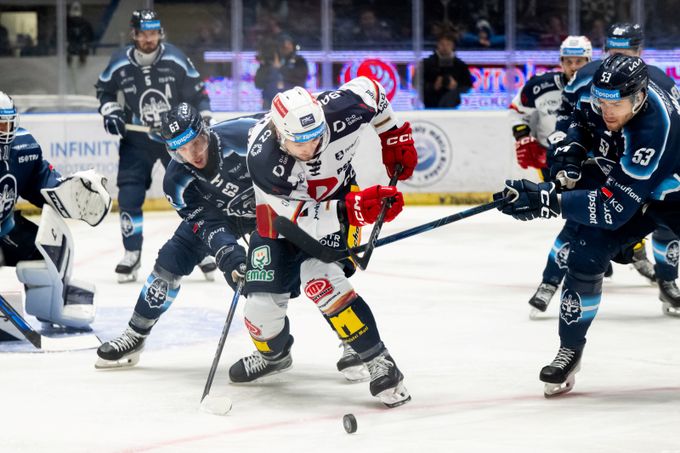 Mikrofony v Kladně zachytily vášnivou rozpravu: Celej zápas si stěžuješ, sjel sudí Tomáška Mikrofony v Kladně zachytily vášnivou rozpravu: Celej zápas si stěžuješ, sjel sudí Tomáška