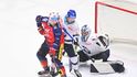 Pardubický Jiří Smejkal a kladenský brankář Adam Brízgala a obránce Tomáš Tomek