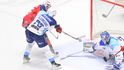Pardubický Tomáš Vondráček překonává brněnského brankáře Gašpera Krošelje