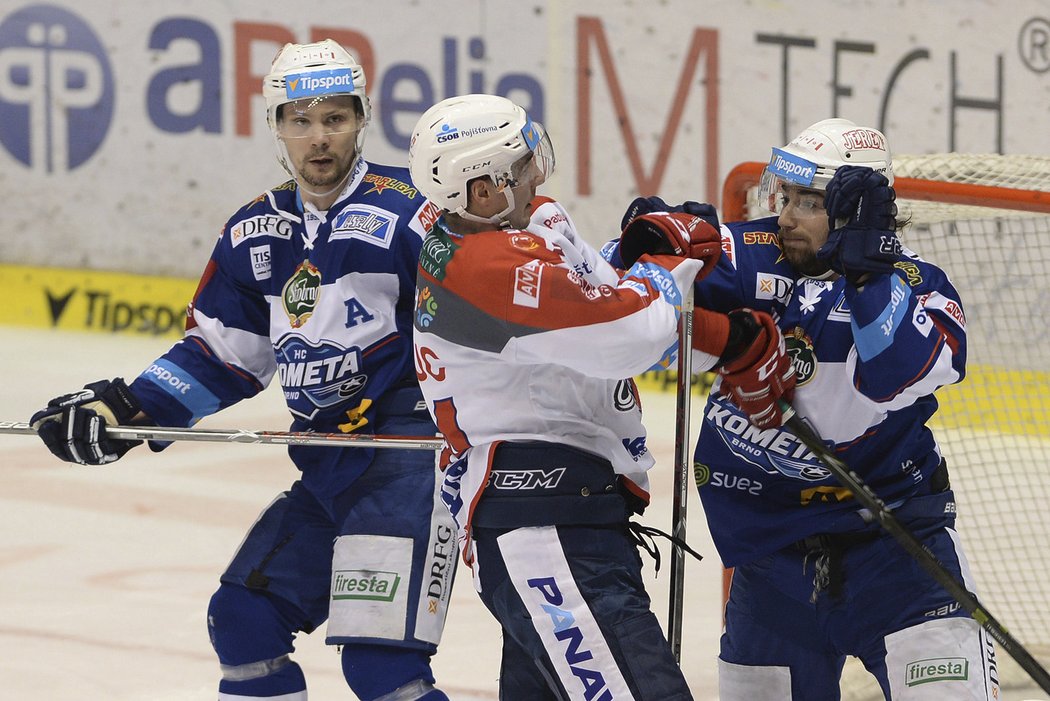 Před brankou Brna se do sebe pustili Jerome Leduc a Peter Trška