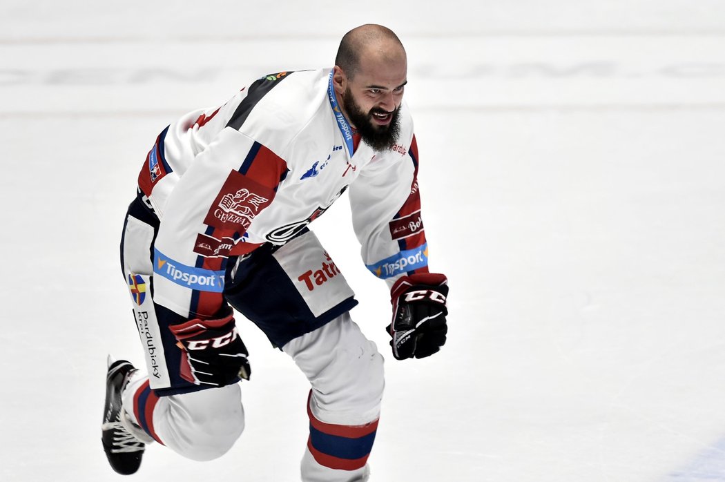 Pardubický útočník Sacha Treille musel po ztrátě helmy rychle mazat na střídačku