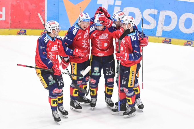 Pardubice opět skolily mistra, Sparta má bod navíc z Liberce. Kladno - Třinec 1:3 Pardubice opět skolily mistra, Sparta má bod navíc z Liberce. Kladno - Třinec 1:3