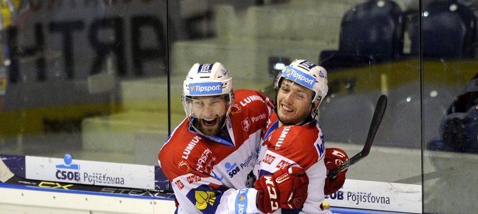 Pardubičtí útočníci Tomáš Marcinko (vlevo) a Lukáš Nahodil se radují z gólu