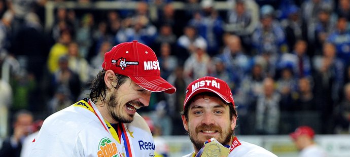 Petr Koukal (vpravo) se chlubí zlatou medailí, čímž rozesmál svého parťáka Koláře