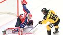 Axel Holmstrom z Litvínova v šanci proti pardubickému brankáři Romanu Willovi