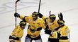 Hokejisté Litvínova oslavují jeden z gólů do sítě Pardubic