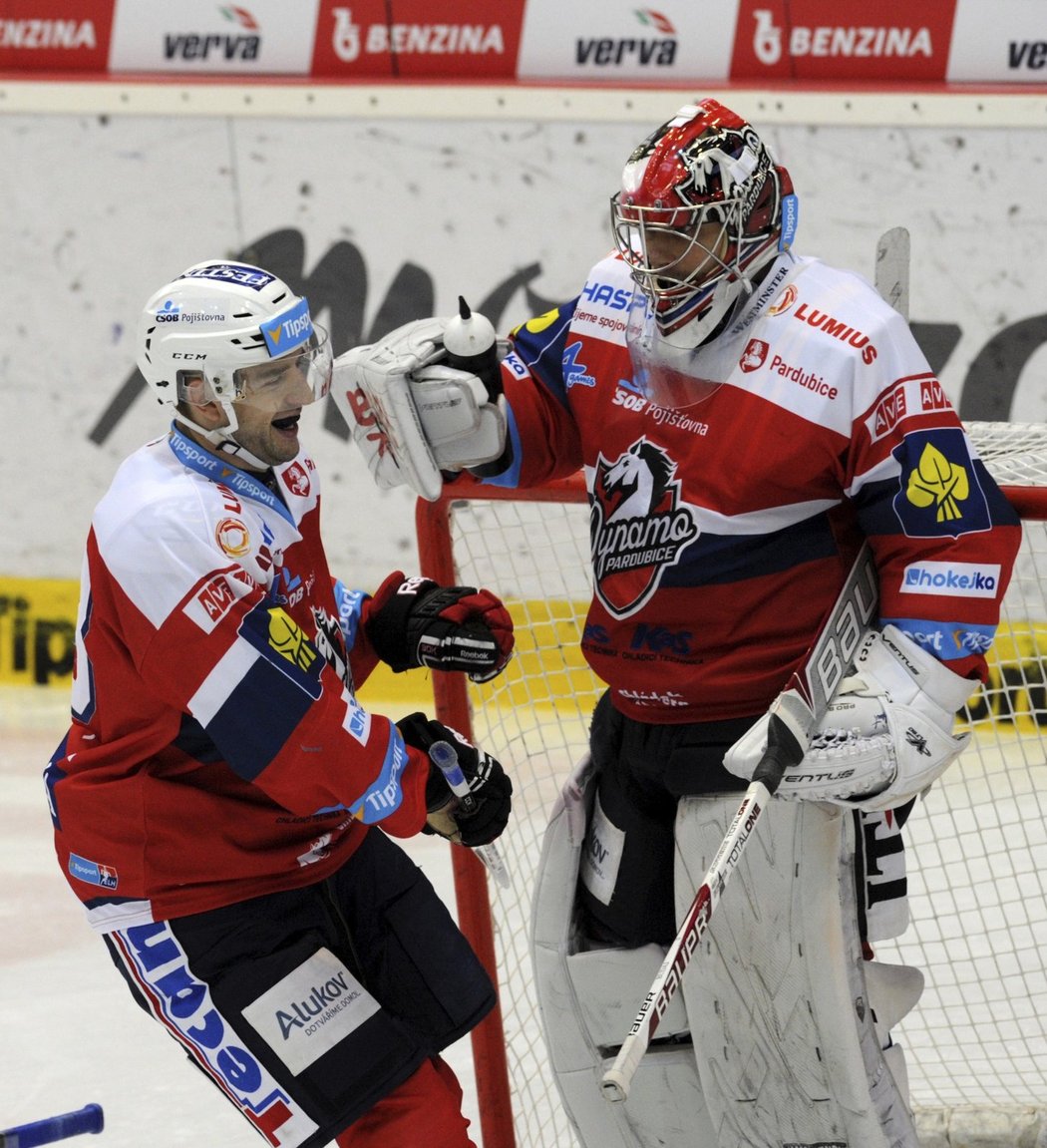 Útočník Pardubic Jan Starý (vlevo) a brankář Robert Kristan.