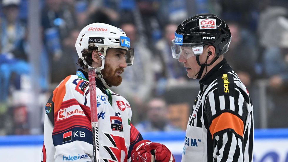 Kapitán Pardubic Lukáš Sedlák v diskuzi s hlavním rozhodčím Robinem Šírem