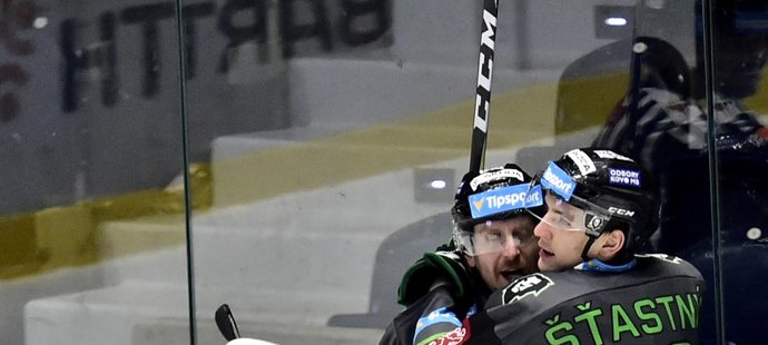 Boleslavský útočník David Šťastný (vpravo) se raduje z gólu na ledě Pardubic