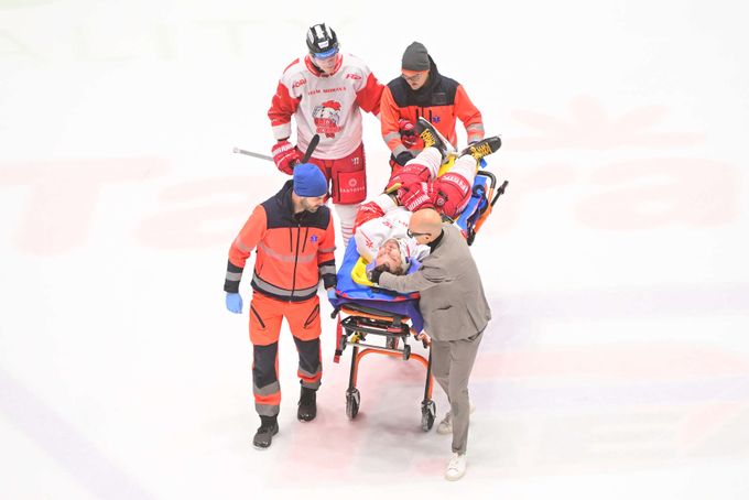 Pardubická hala utichla, Macuh se po ráně nehýbal, na nosítkách jej odvezli z ledu Pardubická hala utichla, Macuh se po ráně nehýbal, na nosítkách jej odvezli z ledu