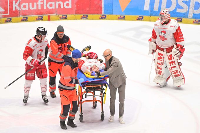 ONLINE: Ošklivý moment, Macuha po nárazu odvezli na nosítkách. Třinec prohrává ONLINE: Ošklivý moment, Macuha po nárazu odvezli na nosítkách. Třinec prohrává