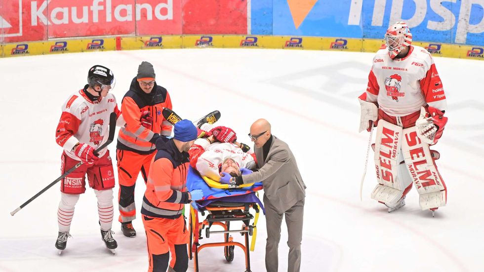 Olomoucký útočník Rok Macuh je odvážen z ledu po tvrdém nárazu