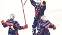 Pardubičtí hokejisté se radují z gólu v utkání proti Olomouci