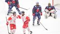 Olomoučtí hokejisté se radují z gólu v utkání proti Pardubicím