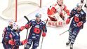 Pardubičtí hokejisté se radují z gólu v utkání proti Olomouci