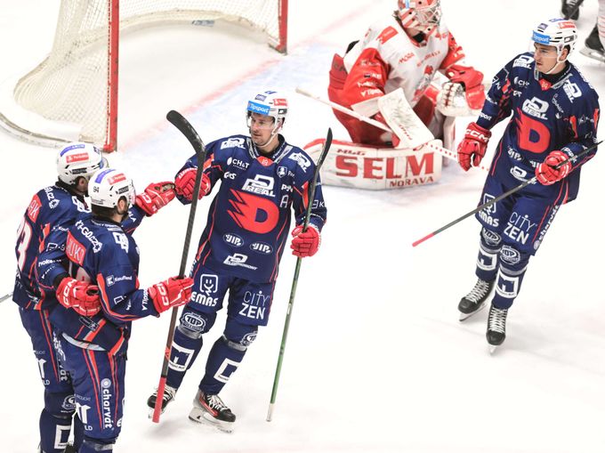 ONLINE: Pardubice vedou nad Olomoucí 3:2, Plzeň - Vítkovice 1:2. Třinec padl ONLINE: Pardubice vedou nad Olomoucí 3:2, Plzeň - Vítkovice 1:2. Třinec padl