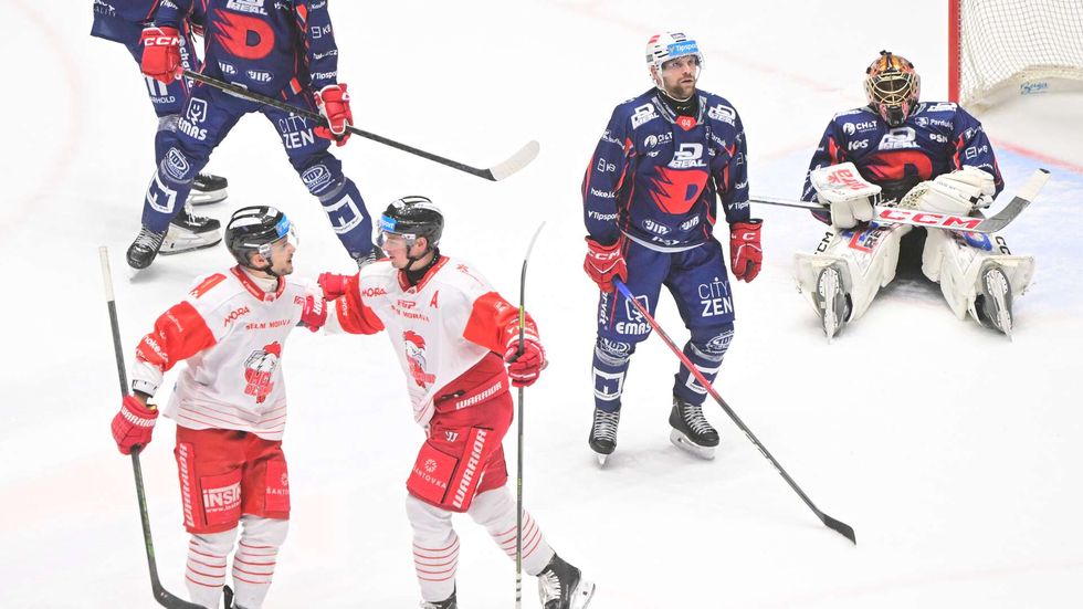 Olomoučtí hokejisté se radují z gólu v utkání proti Pardubicím