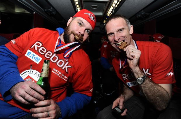 Mistrovská cesta z Pardubic - Kevin Mitchell (vlevo) a Dominik Hašek Mistrovská cesta z Pardubic - Kevin Mitchell (vlevo) a Dominik Hašek
