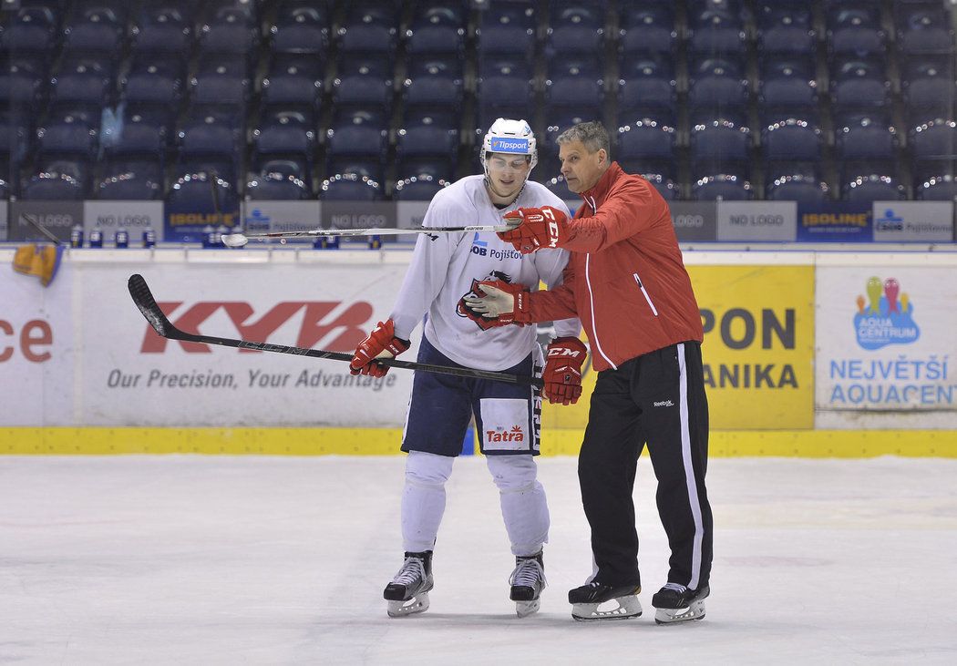 Pavel Marek při tréninku udílí pokyny pardubickému útočníkovi Davidu Tomáškovi