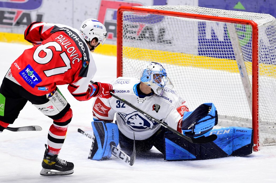 Matej Paulovič z Pardubic a brankář Plzně Miroslav Svoboda v zápase hokejové extraligy