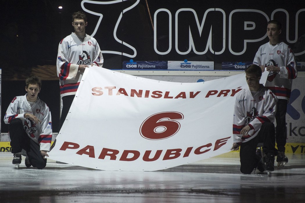 Vedení hokejistů Pardubic ocenilo 13. prosince bývalého útočníka Stanislava Prýla. Před zápasem extraligy proti Plzni slavnostně vyřadilo dres s číslem 6, se kterým hrál, a umístilo ho pod střechu Tipsport areny.