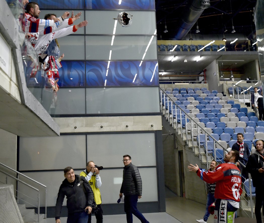 Tomáš Rolinek z Pardubic hází svou helmu fanouškům