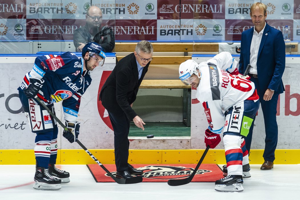 Slavnostní buly vhodil před zápasem Pardubic s Vítkovicemi legendární Igor Larionov