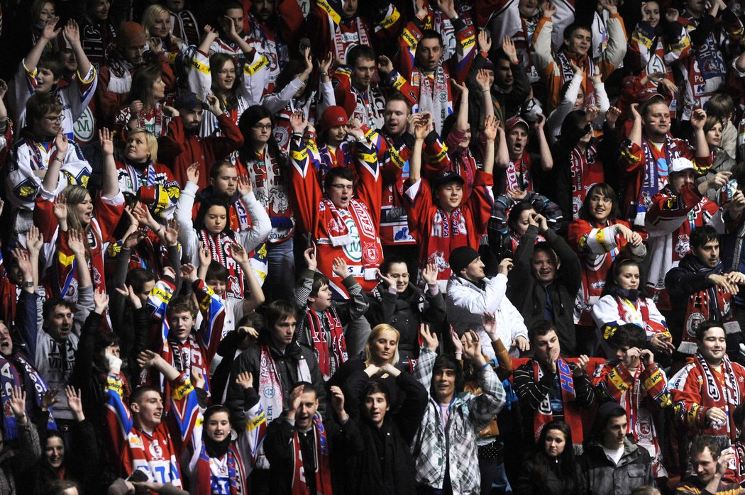 Vyprodanou arénou v Pardubicích obíhala mexická vlna. Východočeši jsou stále ve hře o play off