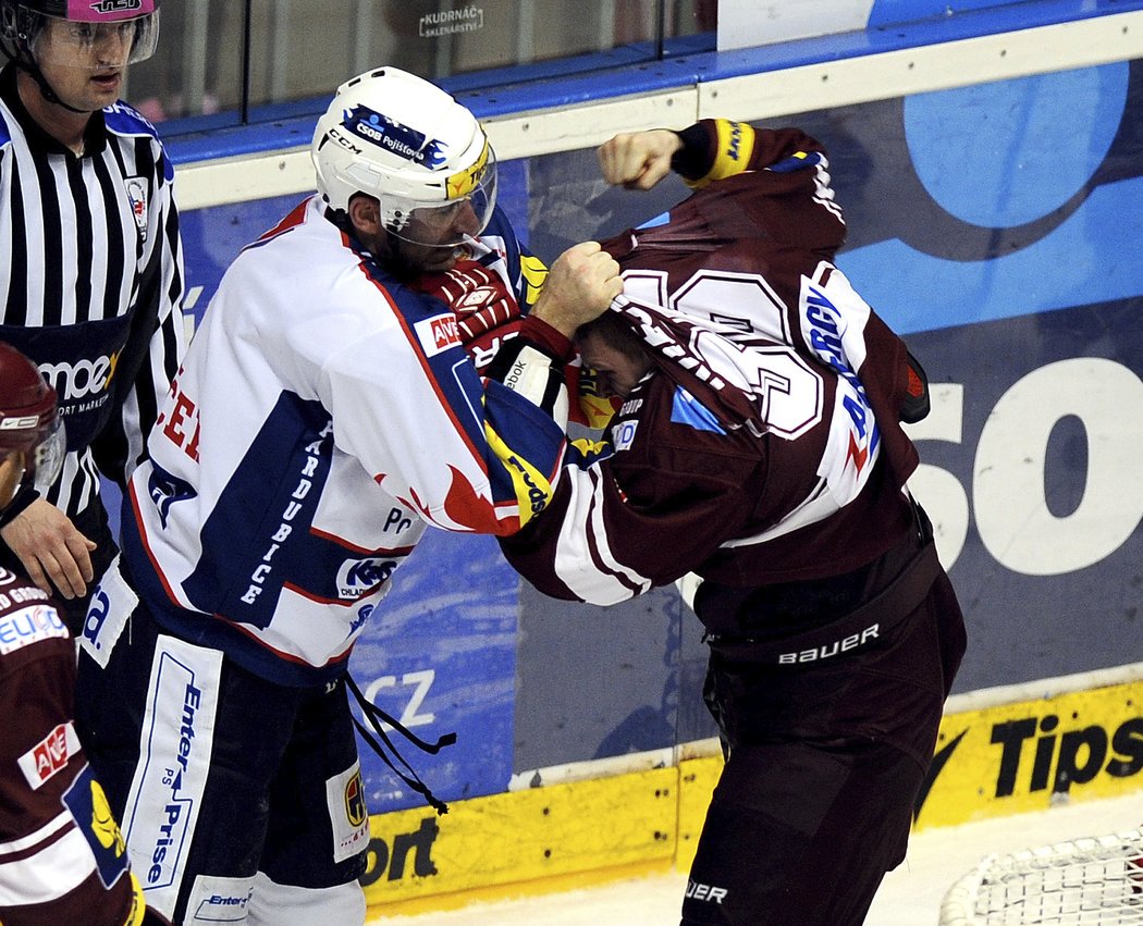 Pardubický Jiří Vašíček se nekompromisně pustil do Jakuba Krejčíka v závěru duelu se Spartou. Hned poté, co rozmázl o mantinel hostujícího brankáře. Ve šlágru byly k vidění ještě dvě další ostré bitky...