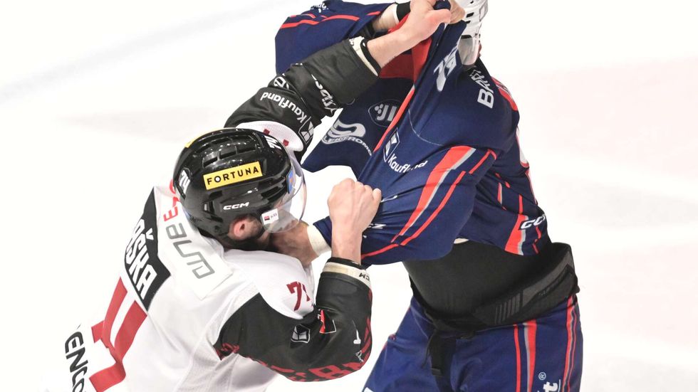 Pardubický Jakub Lauko v pěstním souboji s Adamem Raškou ze Sparty