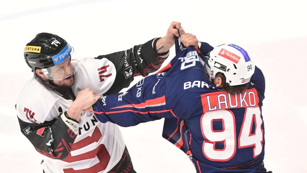 Pardubický Jakub Lauko v pěstním souboji s Adamem Raškou ze Sparty