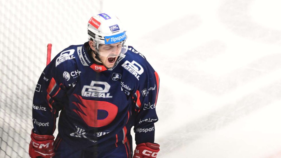 Jakub Lauko z Pardubic skóruje v utkání proti Spartě