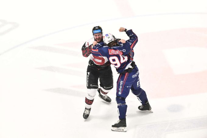 ONLINE: Dynamo - Sparta, bitka po 6 sekundách. Kladno s Litvínovem, mistr s Morou ONLINE: Dynamo - Sparta, bitka po 6 sekundách. Kladno s Litvínovem, mistr s Morou