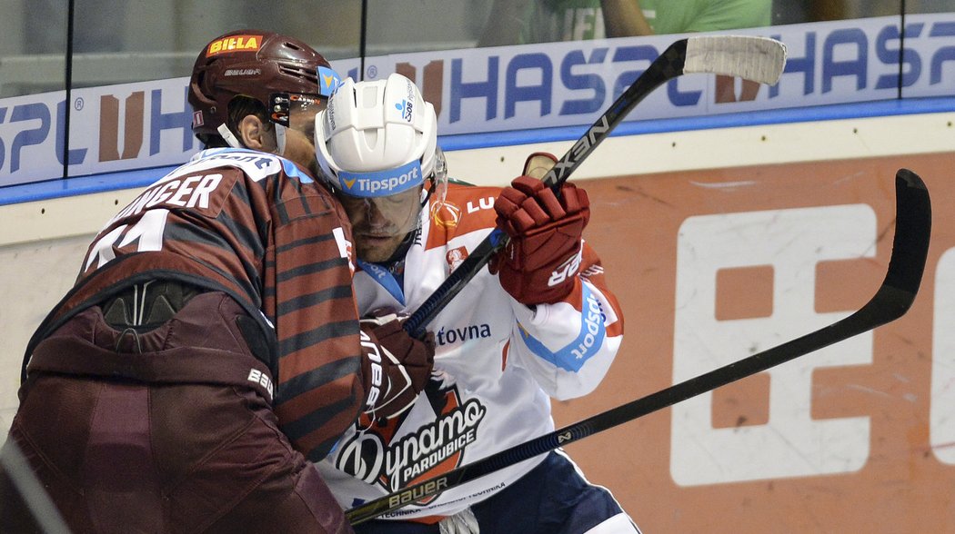 Kapitánovi Pardubic Tomáši Rolinkovi se hra do těla nepříčí