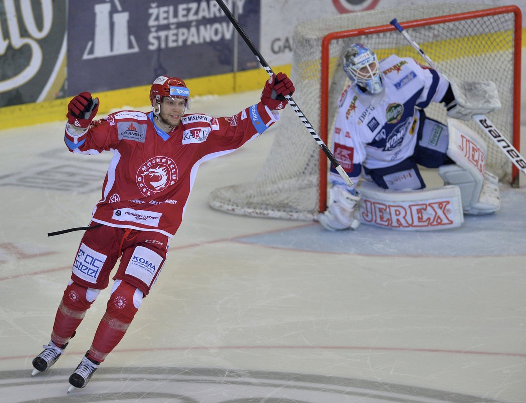 Útočník Ján Sýkora se raduje z gólu na ledě Komety Brno