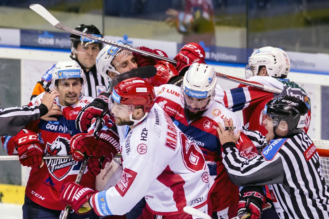 Strkanice ze zápasu Pardubice - Třinec