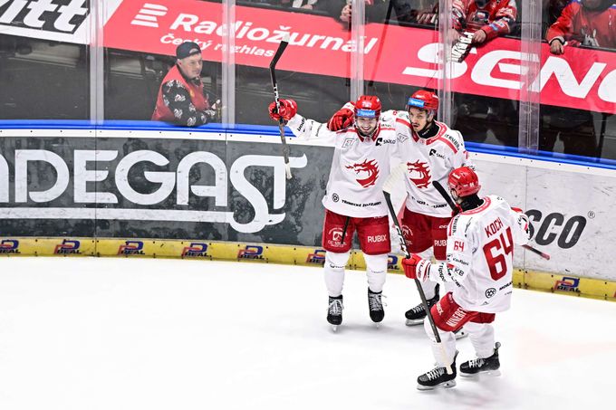 ONLINE: Třinec otáčí šlágr s Dynamem, Vítkovice vedou 5:0 na Hané. Litvínov slaví. ONLINE: Třinec otáčí šlágr s Dynamem, Vítkovice vedou 5:0 na Hané. Litvínov slaví.