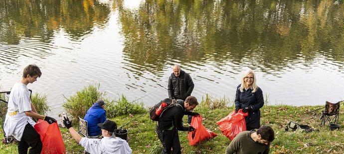 Část pardubického hokejového týmu vzala před zápasem na Spartě rukavice, velké plastové pytle a společně s pár fanoušky vyrazila uklízet břehy Labe.