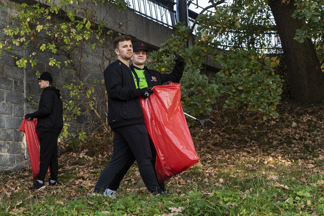 Část pardubického hokejového týmu vzala před zápasem na Spartě rukavice, velké plastové pytle a společně s pár fanoušky vyrazila uklízet břehy Labe.