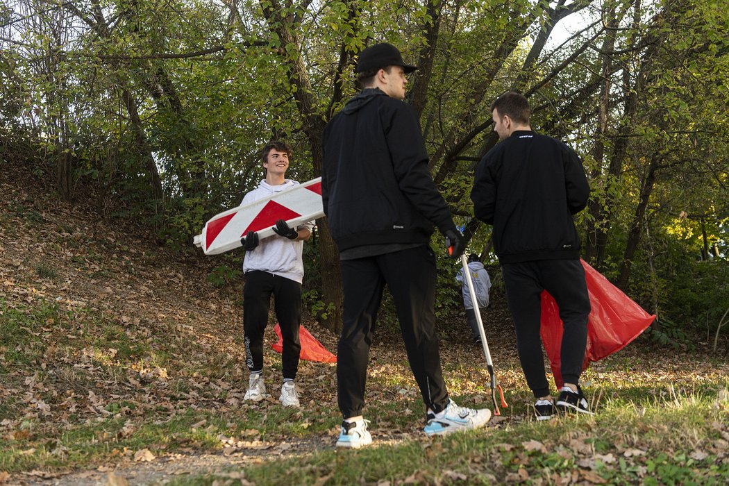 Část pardubického hokejového týmu vzala před zápasem na Spartě rukavice, velké plastové pytle a společně s pár fanoušky vyrazila uklízet břehy Labe.