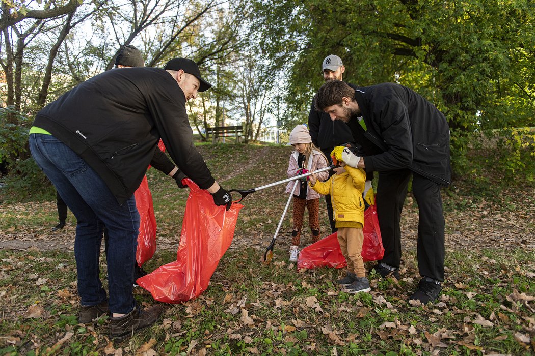 Část pardubického hokejového týmu vzala před zápasem na Spartě rukavice, velké plastové pytle a společně s pár fanoušky vyrazila uklízet břehy Labe.