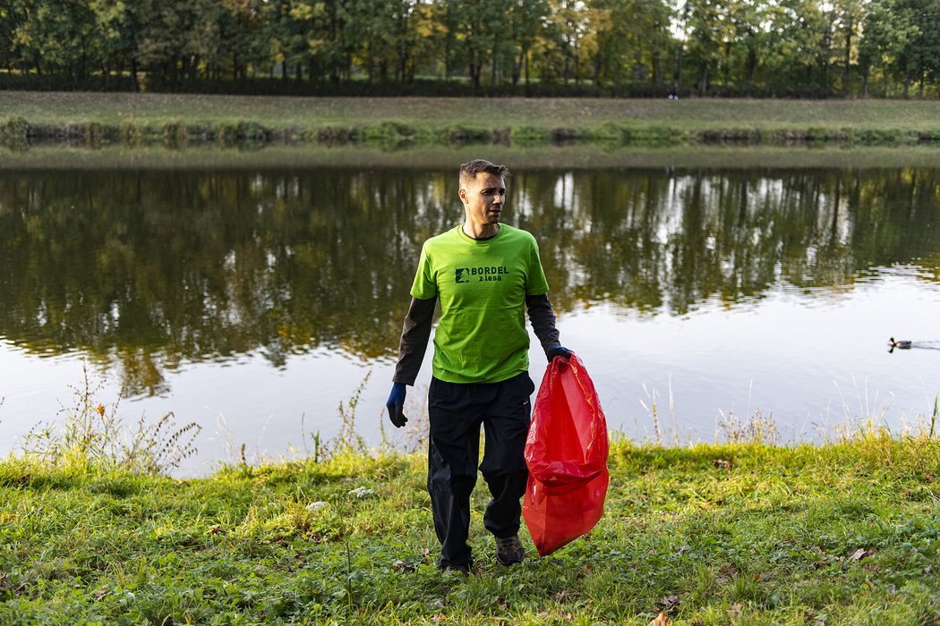 Část pardubického hokejového týmu vzala před zápasem na Spartě rukavice, velké plastové pytle a společně s pár fanoušky vyrazila uklízet břehy Labe.