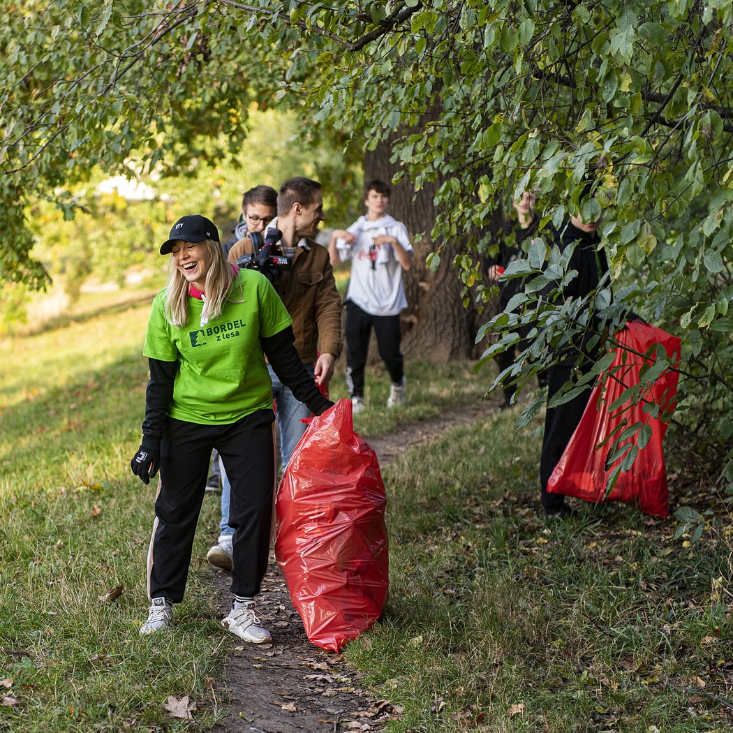 Část pardubického hokejového týmu vzala před zápasem na Spartě rukavice, velké plastové pytle a společně s pár fanoušky vyrazila uklízet břehy Labe.