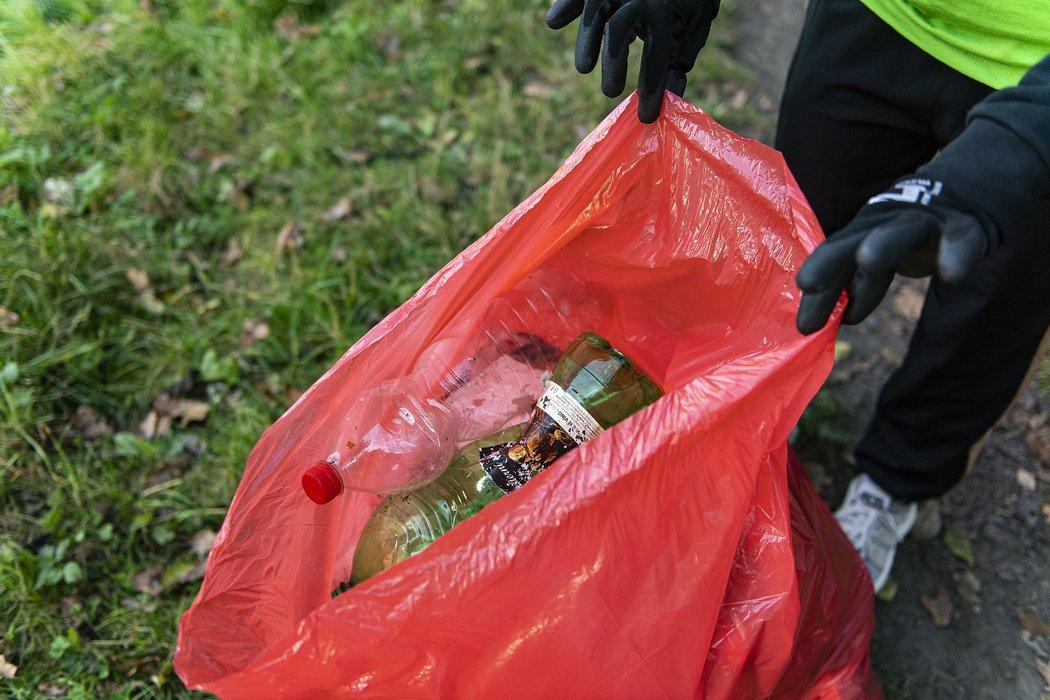 Část pardubického hokejového týmu vzala před zápasem na Spartě rukavice, velké plastové pytle a společně s pár fanoušky vyrazila uklízet břehy Labe.