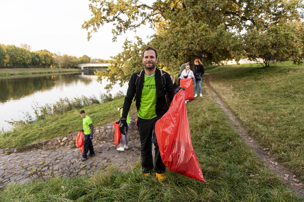 Část pardubického hokejového týmu vzala před zápasem na Spartě rukavice, velké plastové pytle a společně s pár fanoušky vyrazila uklízet břehy Labe.