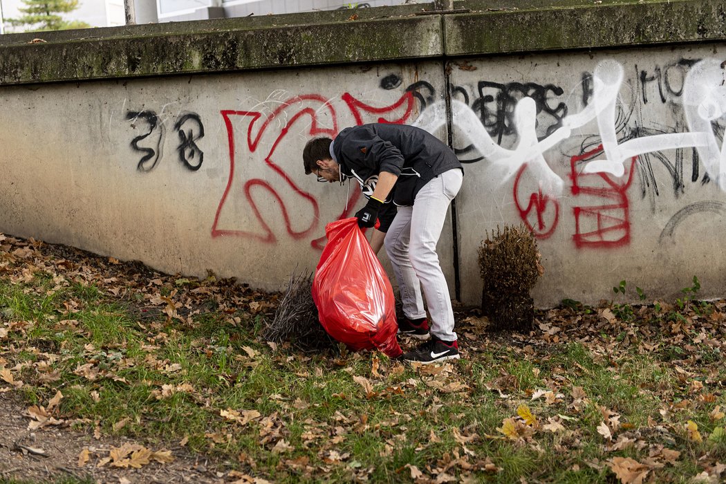 Část pardubického hokejového týmu vzala před zápasem na Spartě rukavice, velké plastové pytle a společně s pár fanoušky vyrazila uklízet břehy Labe.